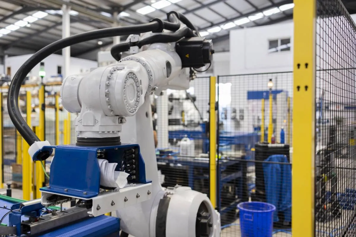 Robot industriel dans une usine de fabrication moderne.