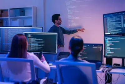 Formation en programmation avec écrans et projecteur.